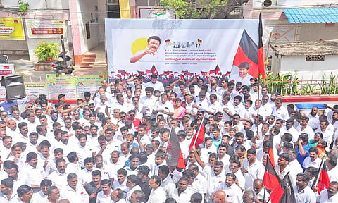 நாகர்கோவில் தலைமை தபால் நிலையம் முன்பு தி.மு.க.வினர் ஆர்ப்பாட்டத்தில் ஈடுபட்டபோது எடுத்த படம் 