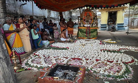 கோவிலில் 1008 சங்குகளை சிவலிங்க வடிவில் வடிவமைத்து சங்கு பூஜை நடந்தபோது எடுத்த படம் 
