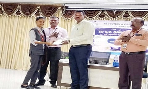 கல்லூரி கட்டுரை போட்டியில் பரிசளிப்பு விழா நடைபெற்றபோது எடுத்த படம் 