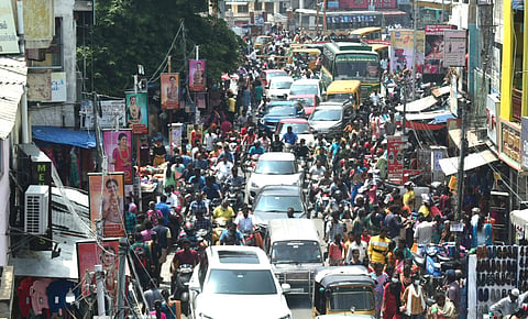 ஈரோடு கடை வீதிகளில் குவிந்த மக்கள் கூட்டம்