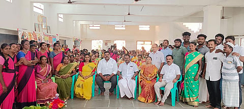 சங்கரன்கோவிலில் நடந்த சமுதாய வளைகாப்பு நிகழ்ச்சியில் ராஜா எம்.எல்.ஏ., நகராட்சி சேர்மன் உமா மகேஸ்வரி சரவணன் மற்றும் பலர் உள்ளனர்.