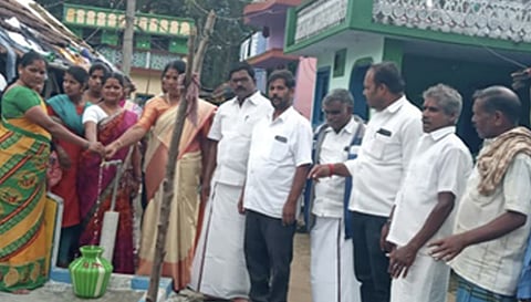 வேலூரில் ஜல்சக்தி திட்டத்தை ஊராட்சி மன்ற தலைவர் தனலட்சுமி சின்னசாமி தொடங்கி வைத்தார். உடன் திமுக ஒன்றிய செயலாளர் ராஜா உள்ளார்.