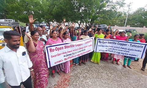 மனு அளிக்க வந்த கிராம மக்கள்.