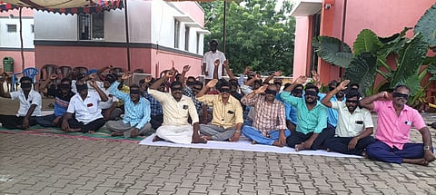 சுங்கசாவடி ஊழியர்கள் தொடர் போராட்டத்தில் ஈடுபட்ட காட்சி. 