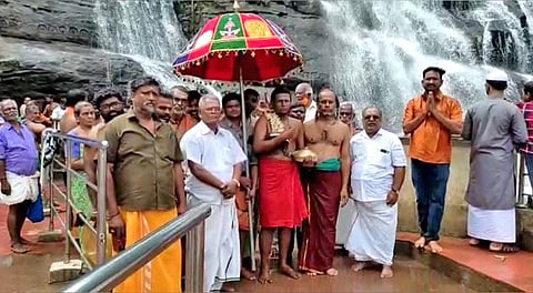 குற்றாலம் மெயின் அருவியிலிருந்து தீர்த்தம் எடுத்து வருவதை படத்தில் காணலாம்