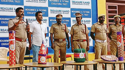 தீயணைப்புத்துறையினர் விழிப்புணர்வு முகாம் நடத்திய போது எடுத்த படம் 