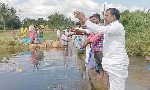  மானியதஹள்ளி ஊராட்சி மன்ற தலைவர் சிவசக்தி தலைமையில் ஏரியின் உபரி நீர் வெளியேறும் பகுதியில் ஒன்று கூடி வருண பகவானுக்கு நன்றி தெரிவித்து கொண்டாடும் வகையில் பூஜை செய்து வழிபட்டு மலர் தூவி மரியாதை செய்தனர்.