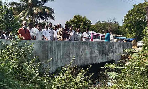 மழைநீர் வடிகால் வாய்க்கால் தூர்வாரும் பணியை அங்காளன் எம்.எல்.ஏ. தொடங்கி வைத்த காட்சி.