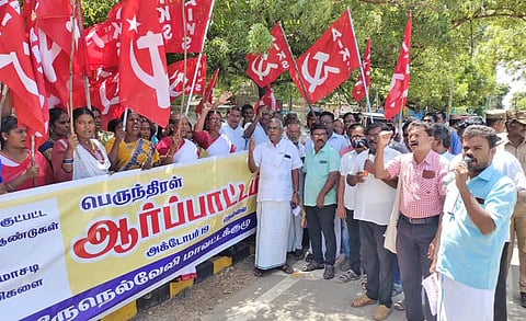 பெருந்திரள் ஆர்ப்பாட்டத்தில் ஈடுபட்ட விவசாய சங்கத்தினர்.