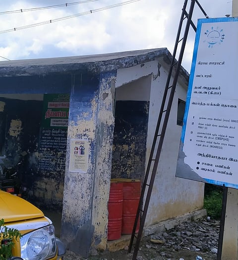 அன்னூரில் இடிந்து விழும் நிலையில் காணப்படும் ரேஷன்கடை