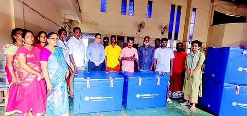 குளிர்பதன பெட்டிகளை மீனவர்களுக்கு வழங்கப்பட்ட போது எடுத்த படம்
