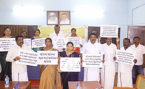 இந்தி திணிப்புக்கு எதிரான வாசகங்கள் அடங்கிய பதாகைகளுடன் மாவட்ட பஞ்சாயத்து தலைவர் வி.எஸ்.ஆர்.ஜெகதீஷ் மற்றும் உறுப்பினர்கள்.