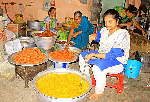 நெல்லை டவுனில் மும்முரமாக நடைபெறும் பலகார பணி.