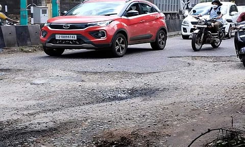 சேதமான சாலையை படத்தில் காணலாம் 