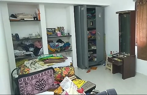 வீட்டின் பூட்டை உடைத்து 2 மடிக்கணினிகள் திருட்டு