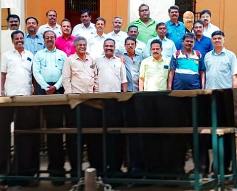 திருச்சி புத்தூர் பிஷப் ஹீபர் பள்ளிக்கு ஸ்டீல் பெஞ்சுகள் - முன்னாள் மாணவர்கள் வழங்கினர்