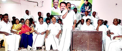 ராமநாதபுரத்தில் ஓ.பி.எஸ். அணி பிரிவின் அ.தி.மு,க. ஆலோசனைக் கூட்டம் தர்மர் எம்.பி. தலைமையில் நடந்தது.
