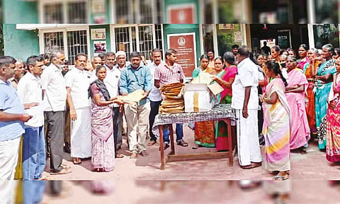  தூய்மை பணியாளர்களுக்கு புத்தாடை மற்றும் இனிப்பு வழங்கப்பட்ட காட்சி.