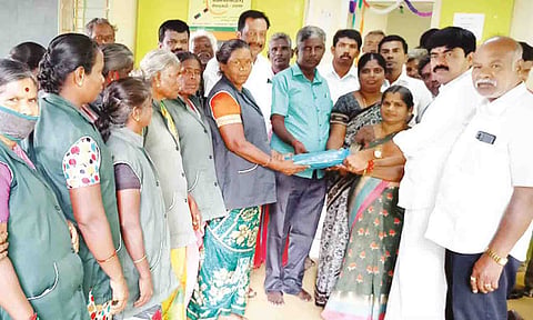  பழங்கரை ஊராட்சி துப்புரவு பணியாளர்களுக்கு சீருடை மற்றும் தீபாவளி பரிசு வழங்கப்பட்ட காட்சி.