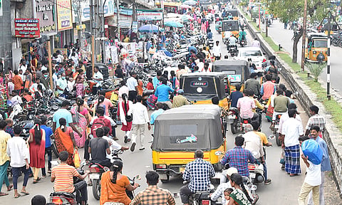 கடலூர் லாரன்ஸ்ரோட்டில் போக்குவரத்து நெரிசல் ஏற்பட்டு உள்ள காட்சி. 