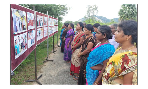கிருஷ்ணகிரி மாவட்டம், பர்கூர் ஊராட்சி ஒன்றியம், தம்மகவுண்டனூர் கிராமத்தில் செய்தி மக்கள் தொடர்புத்துறை சார்பாக தமிழக அரசின் சாதனை விளக்க புகைப்பட கண்காட்சி அமைக்கப்பட்டுள்ளது. அதனை பொதுமக்கள் ஆர்வமுடன் பார்வையிட்ட காட்சி.