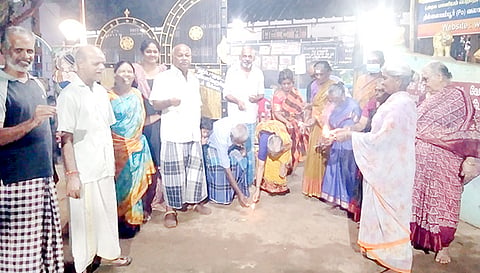தில்லையம்பூர் முதியோர் காப்பகத்தில் உள்ள முதியோர்களுடன் காப்பகத்தின் நிறுவனத் தலைவர் என்ஜினீயர் எம்.நடராஜன், தீபாவளியை கொண்டாடினார்.