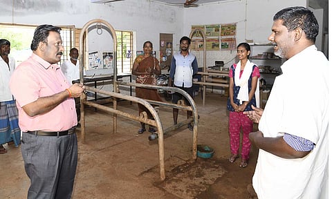 கண்டமனூர் கால்நடை ஆஸ்பத்திரி செயல்பாடுகள் குறித்து கலெக்டர் முரளிதரன் ஆய்வு மேற்கொண்டார்.