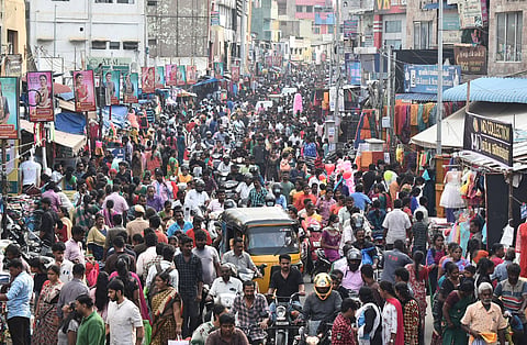 ஈரோடு கடை வீதிகளில் கட்டுக்கடங்காத மக்கள் கூட்டம்