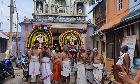 சப்பரத்தில் சுவாமி, அம்பாள் எழுந்தருளிய காட்சி. 