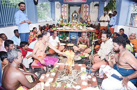 புனித நீர் நிரப்பப்பட்ட சங்குகளுக்கு வேத மந்திரம் முழங்க வழிபாடு நடந்தது.
