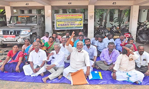 பேரூராட்சி பணியாளர்கள் போராட்டத்தில் ஈடுபட்டபோது எடுத்த படம் 