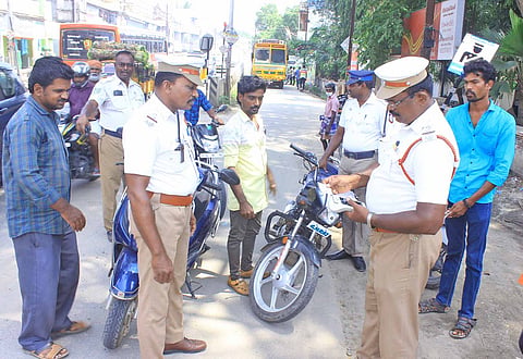 ஸ்ரீபுரத்தில் போக்குவரத்து போலீசார் வாகன சோதனை நடத்திய போது எடுத்தபடம்.
