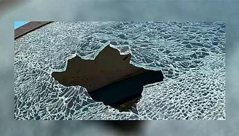 சின்னசேலம் அருகே தனியார் பஸ் கண்ணாடி உடைப்பு