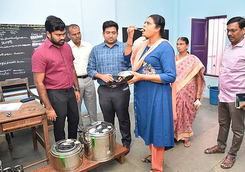 பெருமாள்புரம் மாநகராட்சி தொடக்கப்பள்ளியில் காலை உணவினை சாப்பிட்டு ஆய்வு செய்த கண்காணிப்பு அதிகாரி அபூர்வா. 