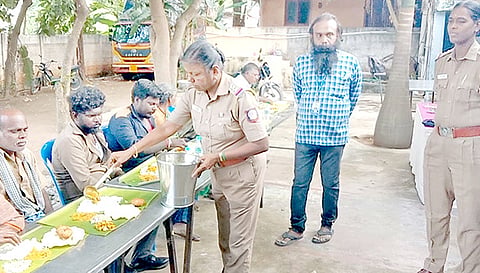 தூய்மை பணியாளர்களுக்கு போலீசார் உணவு பரிமாறி கவுரவித்தனர்.
