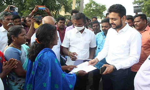 சப்-கலெக்டர் ஸ்ரீஸ்ருதன் ஜெய் நாராயணனிடம் இச்சிப்பட்டி ஊராட்சிக்குட்பட்ட கிராமங்களைச் சேர்ந்த பொதுமக்கள் மனு அளித்த காட்சி.