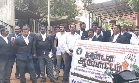 பொன்னேரியில் வழக்கறிஞர்கள் கண்டன ஆர்ப்பாட்டம்