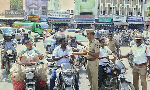 வாகன ஓட்டிகளுக்கு போலீசார் விழிப்புணர்வு நடத்திய காட்சி. 