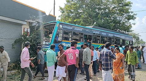கடைக்குள் புகுந்த பஸ்சை படத்தில் காணலாம். 