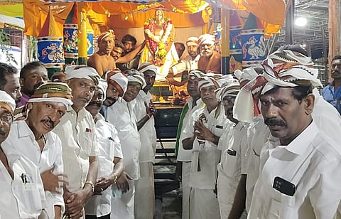 தேவர் குருபூஜையை முன்னிட்டு பசும்பொன்னில் ஐம்பொன்னால் செய்யப்பட்ட தேவர் சிலை ஊர்வலம் நடந்தது. இதில் திரளான பொதுமக்கள் கலந்து கொண்டனர்.