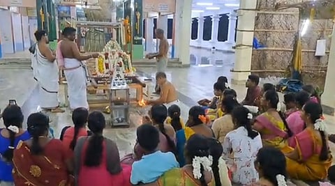 வென்னிமலை முருகன் கோவிலில் பூஜைகள் நடைபெற்று வருவதை படத்தில் காணலாம்.
