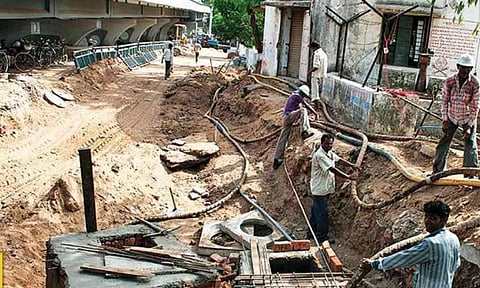 கேரளாவில் கட்டப்பட்டு வந்த மேம்பாலம் இடிந்து விழுந்து விபத்து- தொழிலாளி படுகாயம்