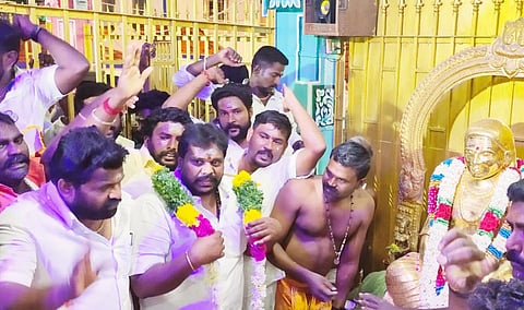 பசும்பொன் நினைவிடத்தில் உள்ள தேவர் சிலைக்கு கே.சி. திருமாறன் மாலை அணிவித்து மரியாதை செய்தார்.
