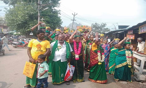 குன்னத்தூர் முருகர் கோவிலில் இன்று கந்த சஷ்டி விழாவை முன்னிட்டு ெபண்கள் பால்குட ஊர்வலம் சென்றபோது எடுத்த படம். 