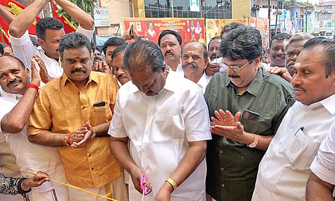 பசும்பொன் முத்துராமலிங்க தேவர் முழு உருவ புதிய வெண்கல சிலை மற்றும் மணிமண்டபத்தை அ.தி.மு.க. மாநில அமைப்பு செயலாளர் கருப்பசாமிபாண்டியன் திறந்து வைத்த காட்சி. அருகில் மாவட்ட செயலாளர்கள் எஸ்.பி. சண்முகநாதன், கடம்பூர் ராஜூ எம்.எல்.ஏ., நெல்லை மாவட்ட செயலாளர் தச்சை கணேசராஜா மற்றும் பலர் உள்ளனர்.