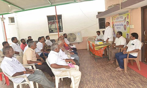 கூட்டத்தில் பா.ஜ.க மாவட்ட தலைவர் மனோகரன் பேசினார்.