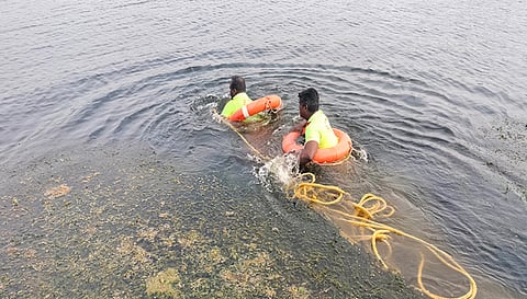 ஏரியில் மூழ்கிய பரோட்டா மாஸ்டர் சுப்ரமணியின் உடலை தீயணைப்பு படை வீரர்கள் இன்று 2-வது நாளாக தேடும் பணியில் ஈடுபட்ட காட்சி.