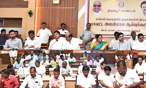 ஆய்வுக்கூட்டம் நடைபெற்ற காட்சி. 