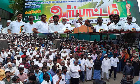 ஆர்ப்பாட்டத்தில் பங்கேற்றவர்கள். 
