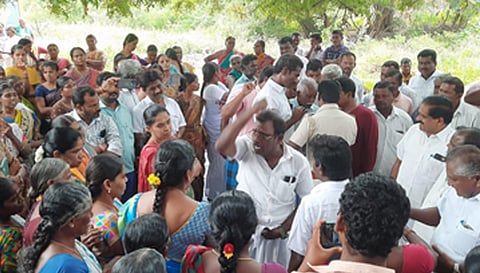 நடந்தை ஊராட்சியில் நடைபெற்ற கிராம சபை கூட்டத்தில் கல்குவாரி சம்பந்தமாக கேள்வி எழுப்பியதால் வாக்குவாதம் ஏற்பட்டதை படத்தில் காணலாம்.